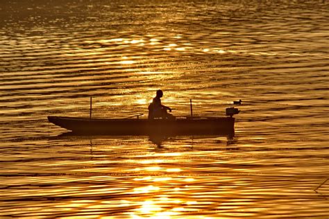  「フナンの漁師たち」: 黄金の輝きと海の静寂